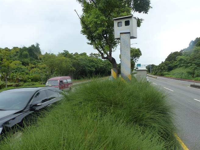 彰化市台74甲线(东外环)2.2k测速固定杆，会不定时转向，取缔南向或北向超速违规，去年全年共计取缔1万3442件，继续称霸测速杆王。（资料照）