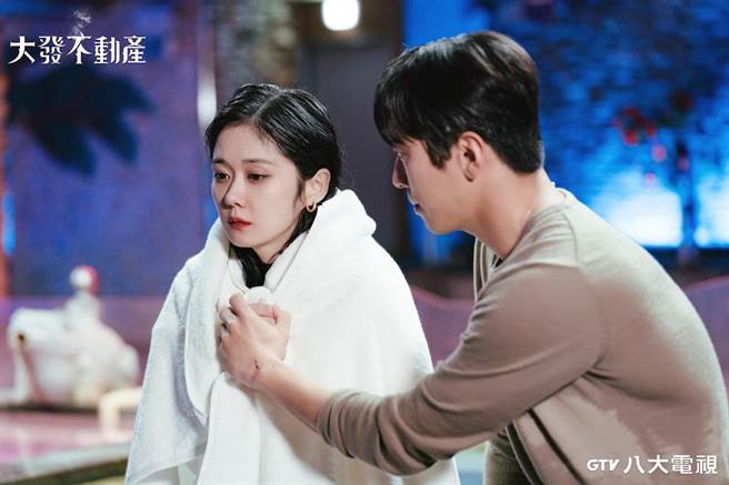 張娜拉拍《大發不動產》牽手「暖暖包」鄭容和。（八大綜合台提供）