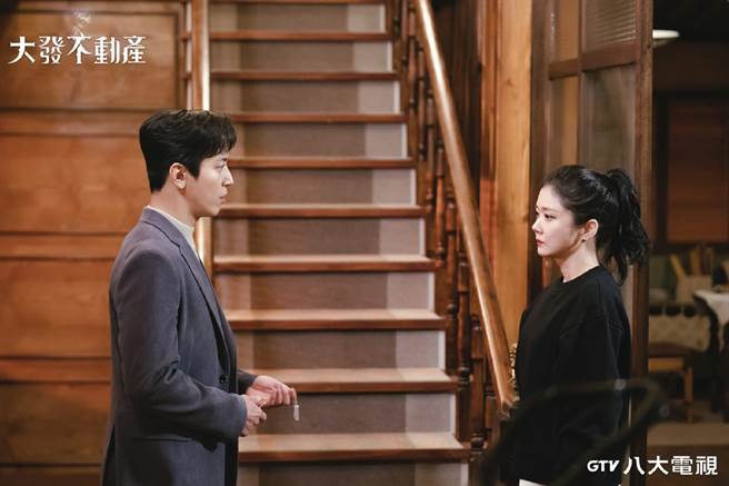 張娜拉、鄭容和主演的《大發不動產》劇情充滿黑色驚喜。（八大綜合台提供）