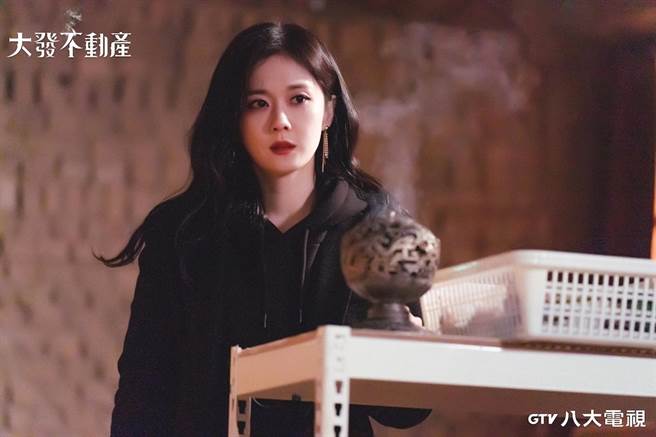 張娜拉飾演不動產社長兼驅魔師，透露拍攝時沒有遇靈異現象。（八大綜合台提供）