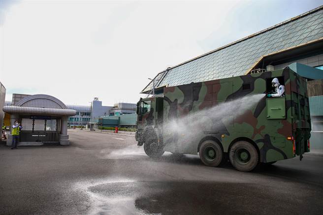 陸軍三三化學兵群派遣32員兵力，2台重型消毒車，2台悍馬車搭載輕型消毒器、3具氣霧式消毒器、一台中型戰術輪車，主要消毒的範圍是桃園機場第二航廈P3停車場的平面，以及計程車駕駛的休息室還有廁所、電梯的部分，從9時開始到10時結束。（陳麒全攝）