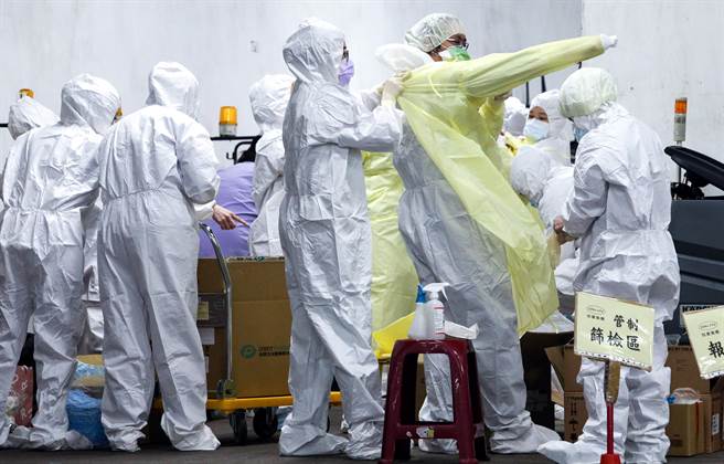 負責清潔桃園機場的承包商一名清潔人員傳出確診，承包商業者在下午也將負責清潔的員工全數採檢，採檢人員在工作開始前穿上防護衣全副武裝。（陳麒全攝）