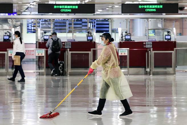 為了避免國門第一線的疫情持續擴大，桃園機場全面加強大清消工作。（陳麒全攝）