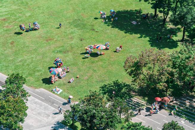 第四届「想办法爱心公益市集」，今年将从绿园道移师市民广场扩大举办，邀请更多民眾热情参与、寒冬送暖。（台中市府提供／卢金足台中传真） 