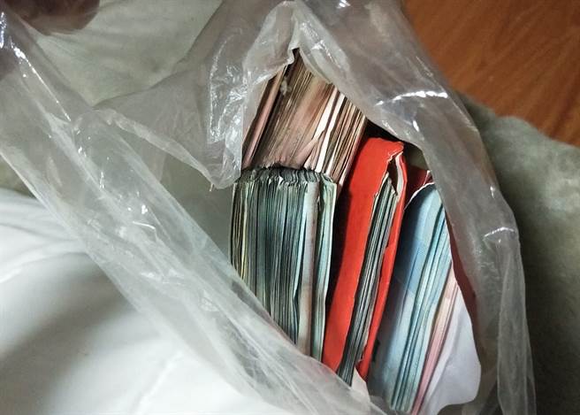 一名網友整理過世外公的房間時，意外在棉被裡找到20萬現金。（翻攝臉書社團《爆廢公社》）