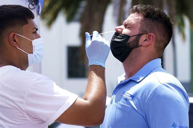 美国单日新增确诊数破100万人创新高。（资料照／美联社）