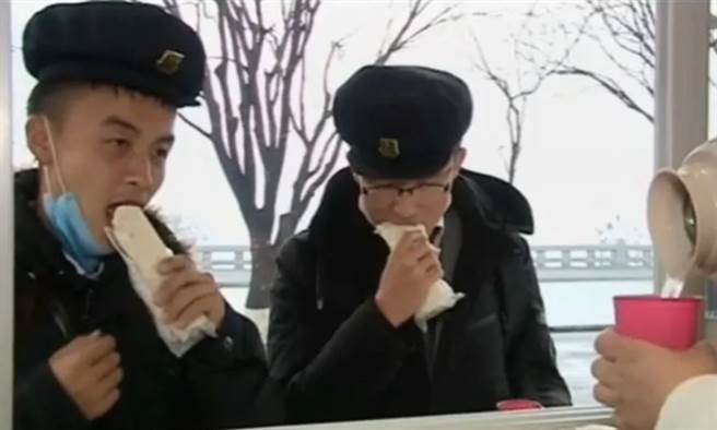 北韩官宣影片，平壤民眾喜爱吃墨西哥卷饼。(图/劳动新闻截图)