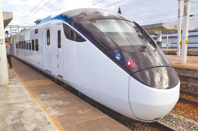 交通部将2022年订为铁道观光旅游年，力拚疫后铁道观光，台铁将推「两铁（铁马＋铁路）旅游列车」，图为EMU3000新城际列车。图／交通部提供