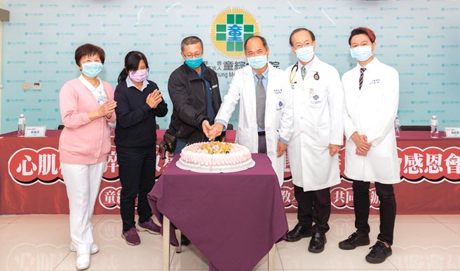 锺先生与家人都非常感谢童医院医护团队这次的「神出手」，切蛋糕庆重生。图／童医院提供