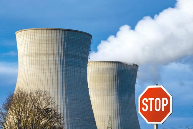 去年底，德國巴伐利亞的貢德雷明根（Gundremmingen）核電廠還在運轉時，可看到冷卻塔冒出水蒸氣。德國剩餘6座核電廠中的3座，已在2021年最後一天關閉，這些核電廠都已運轉35年，其中包括貢德雷明根的核電廠。（美聯社）