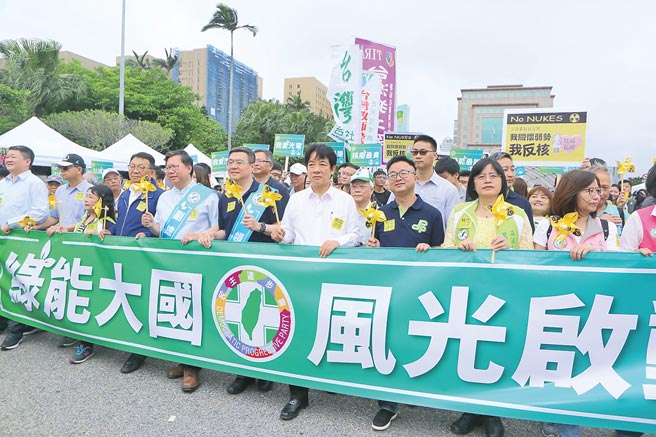 能源政策跳票，未來台灣恐將面臨缺電、電價大漲，與國際減碳趨勢背道而馳的「三殺」局面。圖為2019廢核大遊行。（本報資料照片）