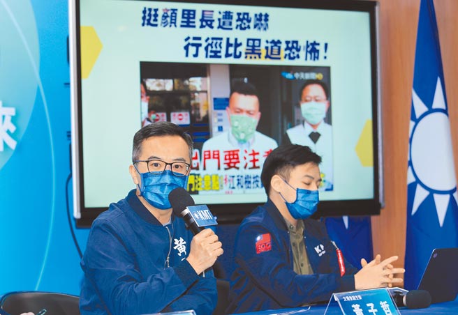 國民黨文傳會副主委黃子哲（左）、林家興（右）、台北市議員徐弘庭3日召開記者會，質疑民進黨涉嫌動用國家機器，以檢調騷擾支持台中市第2選區立委補選候選人顏寬恒的里長與選民。黃子哲表示，大里區立德里長江和樹用個人身分表態支持顏寬恒，卻接到前民進黨市議員廖述鎮電話辱罵。（黃世麒攝）