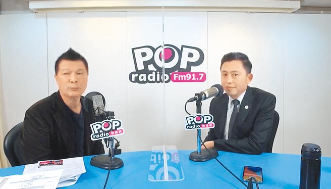 新竹市长林智坚（右）3日傍晚接受电台主持人蔡诗萍专访，再谈不选过程。（新竹市政府提供／陈育贤新竹传真）