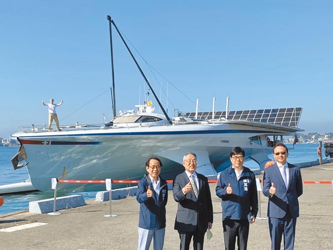 高雄副市长林钦荣（左起）、宏碁集团荣誉董事长施振荣、高雄市长陈其迈和宏碁董事长陈俊圣和从高雄出发的MS Porrima以及站在该艘船上的创始人Dr. Gunter Pauli一起合影。（石秀华摄）