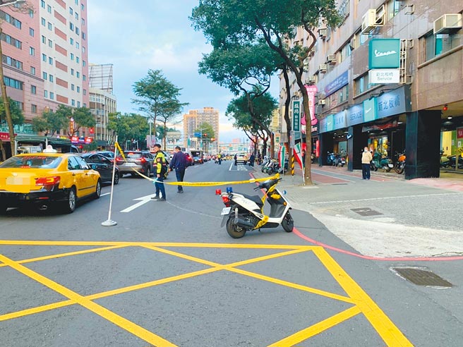 警方攔查違停車輛遇衝撞逃逸，員警在板橋文化路開6槍制止。（警方提供／王揚傑新北傳真）