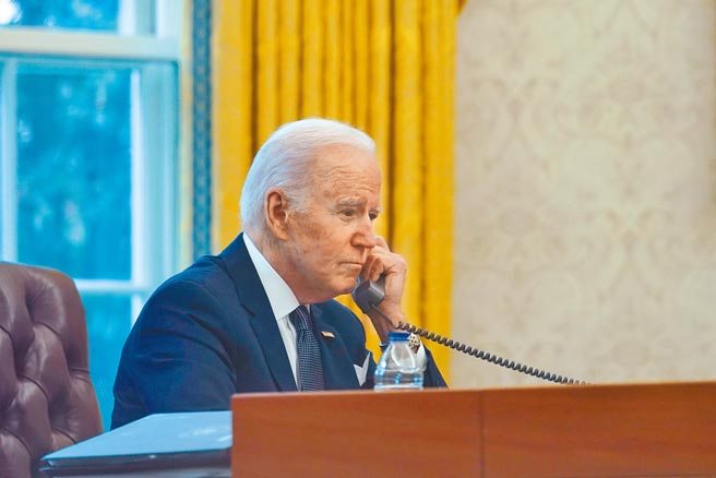 美国总统拜登（见图）3日与乌克兰总统泽伦斯基通电话，强调若俄罗斯进一步侵犯乌克兰，美国和盟邦将「果断行动」。（美联社）