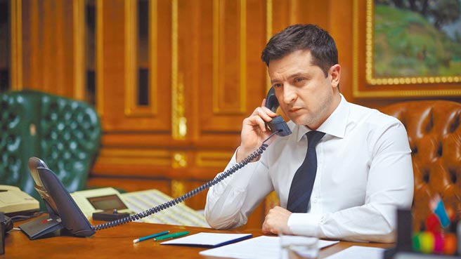 美国总统拜登3日与乌克兰总统泽伦斯基（见图）通电话，强调若俄罗斯进一步侵犯乌克兰，美国和盟邦将「果断行动」。（美联社）