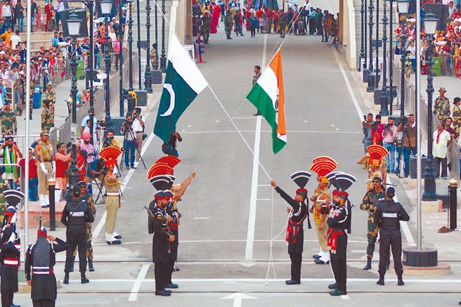 印度與巴基斯坦交換各自關押的對方公民名單，以及萬一敵對升級時不可攻擊的核裝置及設施的清單。圖為2019年8月14日，在巴基斯坦東部拉合爾附近與印度交界的瓦格赫口岸，巴基斯坦（前）和印度兩國的儀仗兵參加降旗儀式。（新華社）