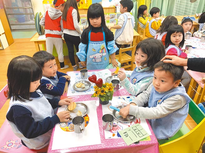 新北市提前達到4年內增加百班公幼的目標，今年預計再增加27班、增收托712名幼兒。（新北市教育局提供／陳慰慈新北傳真）