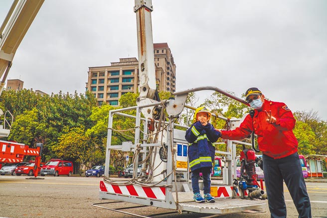 新竹县消防局8日将在县府前广场举办「防灾技能园游会」，通过所有闯关关卡可至云梯车上打卡拍照。（罗浚滨摄）