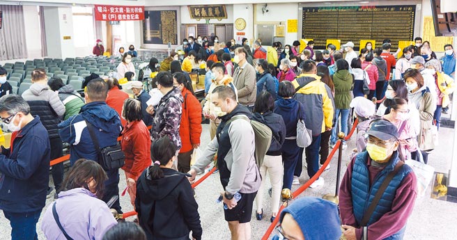 台中市万和宫元旦开始受理植福斗、点灯，信眾蜂拥前往排队等候登记。(万和宫提供／陈世宗台中传真)