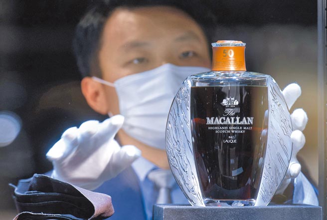 去年一月在Bonhams拍卖会落槌价为380万元台币，麦卡伦Lalique 50年成为话题焦点。（美联社）饮酒过量 有害健康
