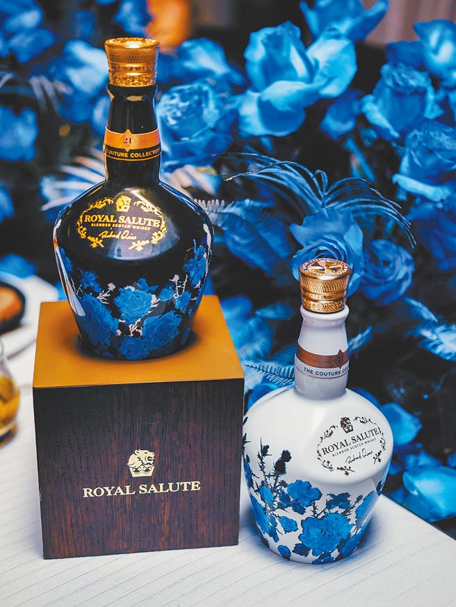 同样是去年话题焦点的皇家礼炮21年蓝玫瑰，双酒瓶同样也是奇货可居。（保乐力加提供）饮酒过量 有害健康
