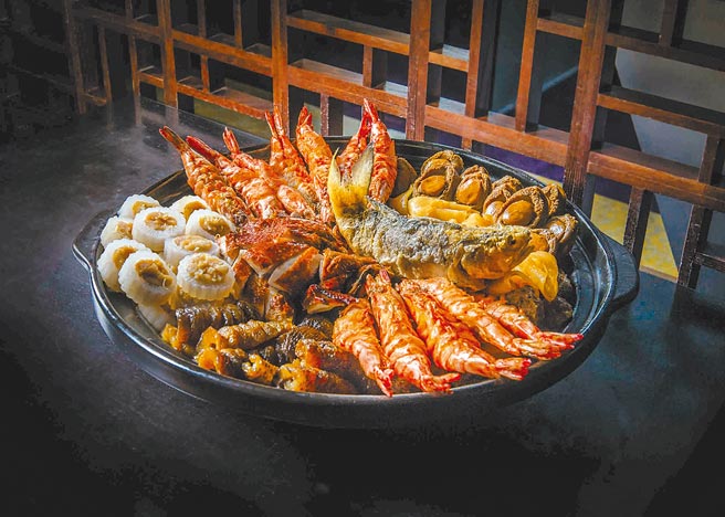 SOGO敦化馆名人坊富贵盆菜，6人份，1万5000元，全台限量60盆。（SOGO提供）