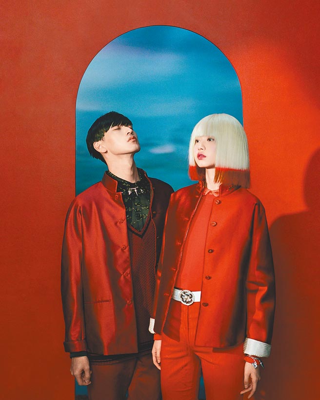 SHIATZY CHEN 夏姿陈以红色拱门象徵「家」，模特们身穿品牌新系列丝缎棉袄，注入新年气息。（SHIATZY CHEN 夏姿陈提供）