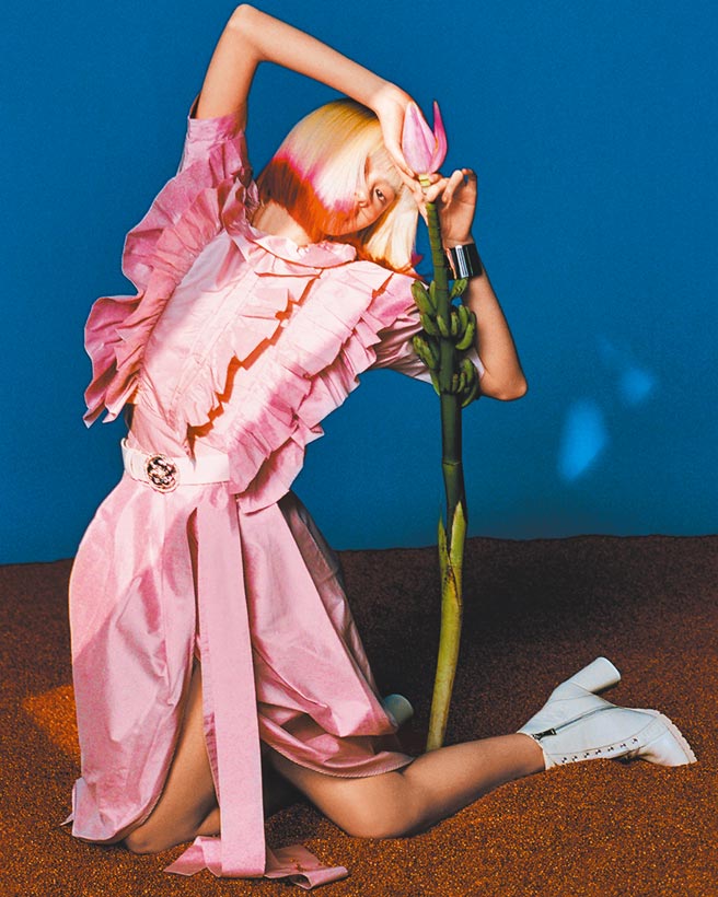 SHIATZY CHEN 夏姿陈运用含苞待放的芭蕉花，呼应如花朵般的淡粉色洋装。（SHIATZY CHEN 夏姿陈提供）