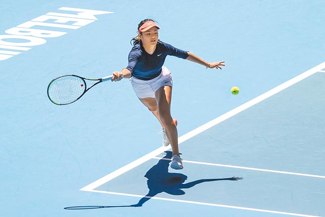 拉杜卡努在澳网场地努力练球。（路透）