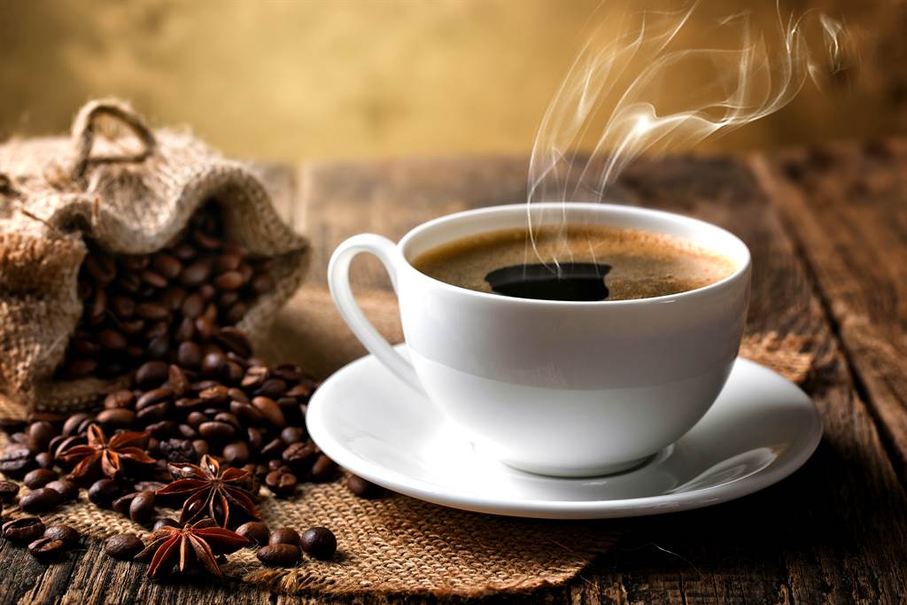 營養師夏子雯指出，喝黑咖啡並不能直接降低血糖，並且要注意每日攝取量。(示意圖/達志影像)