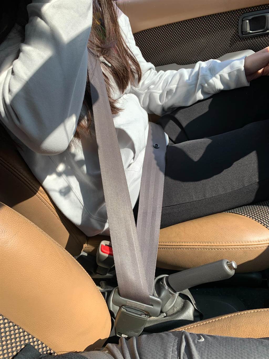 女學員把自己的安全帶插進副駕駛座的「洞」，讓教練不知道如何是好。（翻攝自臉書社團《爆廢公社》）