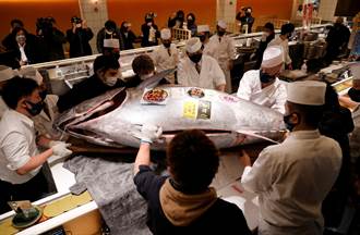 東京豐洲市場新春首拍 黑鮪魚400萬元結標