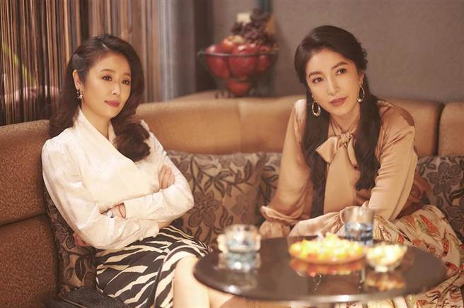 林心如（左）演的「Rose妈妈」与杨谨华（右）演的「苏妈妈」，构成《华灯》两大关键角色。（Netflix、百聿数码提供）