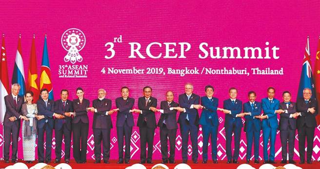 由东协10国加中、日、韩、纽、澳等5国形成的全球最大自由贸易协定RCEP正式生效，对中日韩等工业化成员国最为有利，尤其是中国。图为RCEP在曼谷举行的第3次RCEP领导人会议。（图／中新社）