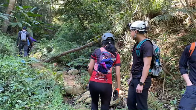 跑山兽夫妻助卧龙洞诡案,妻见小径足迹「心里怪怪的」转头就破案。(民眾提供)