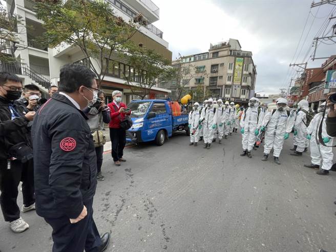 桃市府扩大忠贞市场周边23里大清消摊商怨休市要有补偿。(吕筱蝉摄)