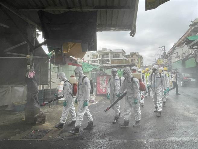 桃市府扩大忠贞市场周边23里大清消摊商怨休市要有补偿。(吕筱蝉摄)