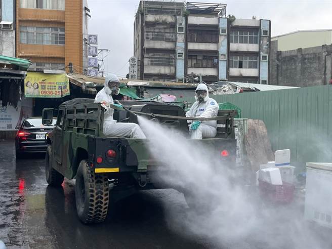 桃市府扩大忠贞市场周边23里大清消摊商怨休市要有补偿。(吕筱蝉摄)