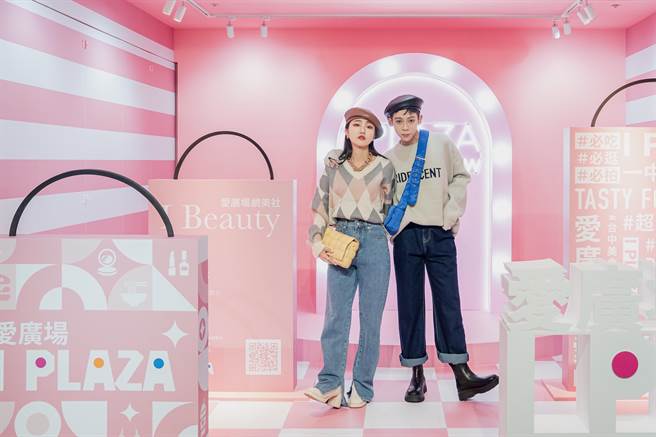 一中商圈I PLAZA爱广场将三楼打造为日韩服饰购物空间，并斥资打造智能AI装置艺术，让消费者站上舞台一秒变网美。（冯惠宜摄）