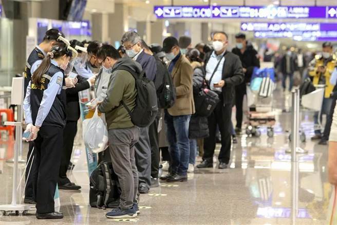 即日起除了7＋7同住家人要快檢外，新北市也提供10＋4同住家人在14天期滿後公費快篩。圖為桃園機場入境旅客。（資料照/陳麒全攝）