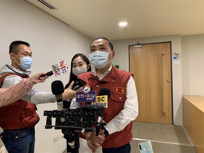 侯友宜要求中央檢討高風險國家入境政策，更呼籲民眾外出戴口罩。（葉德正攝）