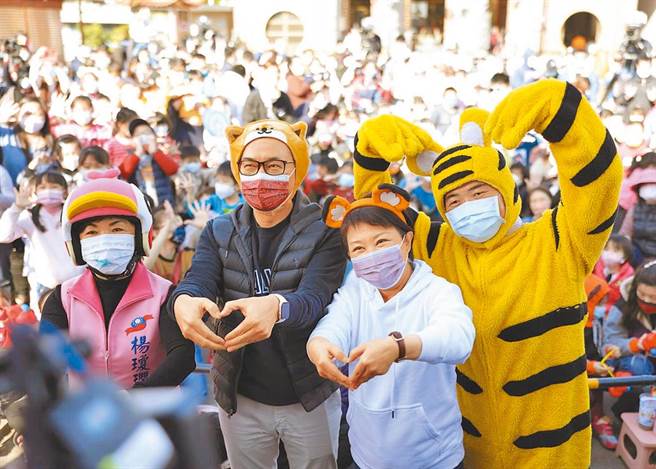 台中市长卢秀燕（右二）日前为国民党台中二选区立委候选人顏宽恒（右）站台，蓝营立委江启臣（左二）、杨琼璎（左）也合体，展现大团结气势。（林欣仪摄）