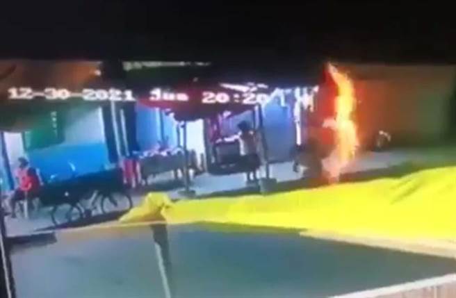 墨西哥3名少年从路边摊位买冲天炮，直接在摊位旁点燃。（翻摄twitter影片）