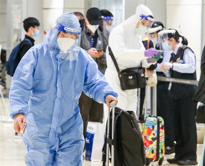 近來Omicron境外移入個案暴增，北市防疫旅館3人群聚出現首起Omicron本土個案，本周又有桃園機場清潔人員也驗出Omicron。圖為桃園機場入境旅客。（非新聞當事人）（陳麒全攝）