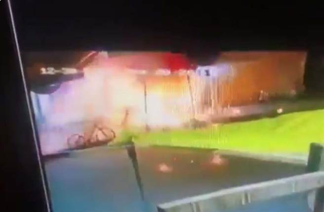 冲天炮坠落遮雨棚火花点燃整摊烟花，瞬间炸成大火球。（翻摄twitter影片）