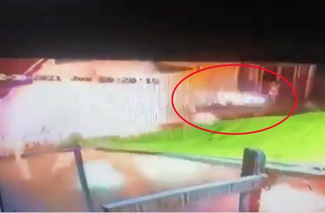 烟火飞窜四射。（翻摄twitter影片）