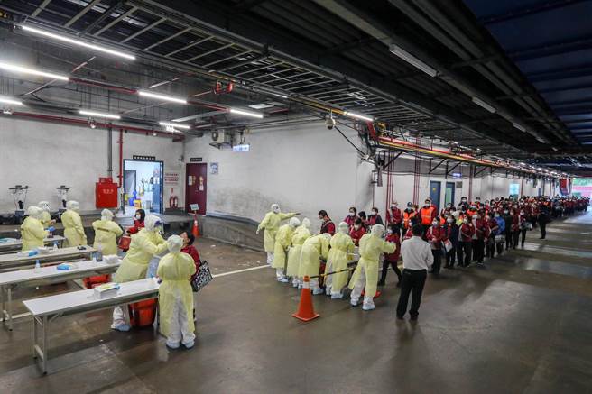 桃園機場昨爆發群聚感染，3清潔女工和1防疫機車染疫，桃園市長鄭文燦5日證實，清潔工所屬信實企業召回878名員工全數採檢，5日凌晨又有1名女清潔工確診，目前緊急疫調中。（桃園機場採檢資料照，陳麒全攝）