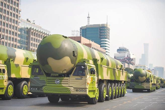 復旦大学美国研究中心教授张家栋5 日在大陆《环球时报》撰文指出，中法俄英美五个核武器国家3日发表关于防止核战争与避免军备竞赛的联合声明。图为2019年10月1日，中华人民共和国70周年大会，受阅的东风-41核导弹方队通过东单路口。（新华社）
